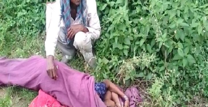पुलिस का अमानवीय व्यवहार : पर्ची दिखाकर गिड़गिड़ाते रहे परिजन, फिर भी नहीं जाने दिया, गांव लौटते वक्त हुई महिला की मौत