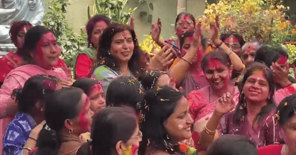 डॉ. सरोज पाण्डेय ने महिला कार्यकर्ताओं संग खेली फूलों की होली