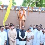 मुख्यमंत्री ने भटगांव विधानसभा के पूर्व विधायक पंडित रविशंकर त्रिपाठी की प्रतिमा का किया अनावरण