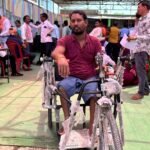 सुशासन तिहार : घुटनों के बल चलने की मजबूरी थमी, ट्राइसाइकिल से मिली जीवन लाल के सपनों को नई रफ़्तार….