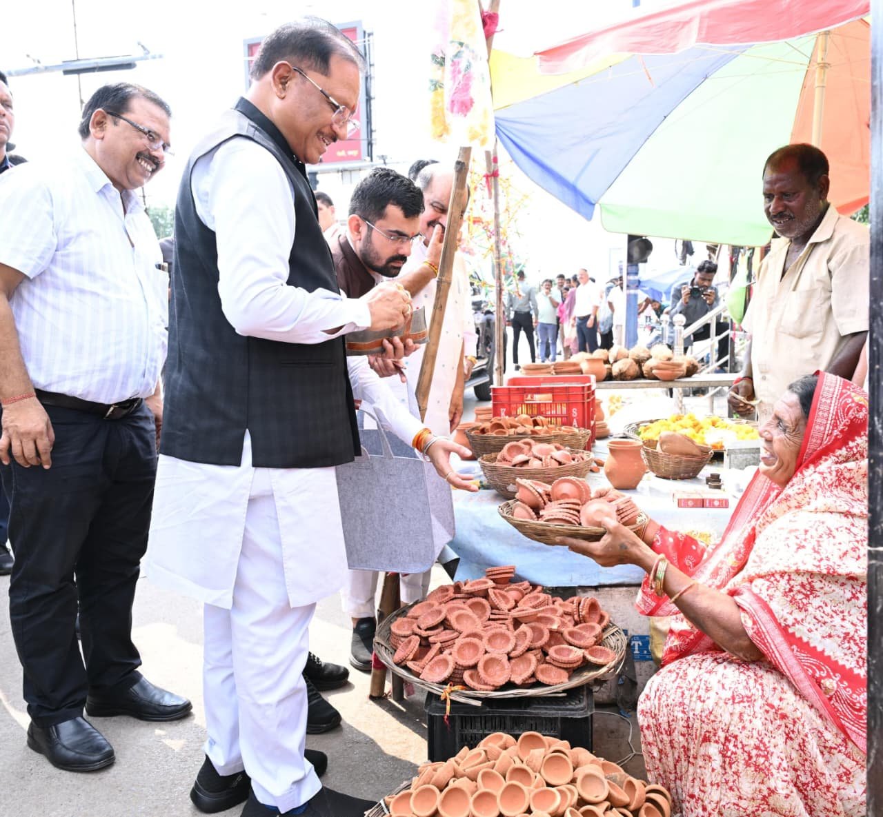 सड़क किनारे पसरे पर पहुंचे मुख्यमंत्री साय, खरीदा ‘आशीर्वाद का दीया’